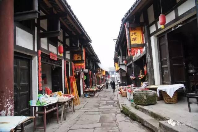 红楼梦：麝月不知道一两银子是多少，直接拿出五两给了那嬷嬷